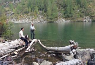 Pesca a mosca al Salmerino nei laghi alpini \ Fly fishing of the artic char in alpine lakes \ pêche à la mouche de l'omble chevalier dans les lacs alpins