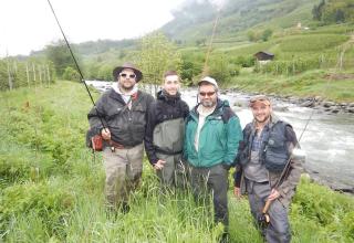 Alberto con pescatori Francesi dopo una bella pesca con la mosca nel Noce \ Alberto with French fishermen after a good fly fishing in Noce river \ Alberto avec les pêcheurs français apr&e